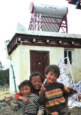 康巴藏区牧民家家都用太阳能